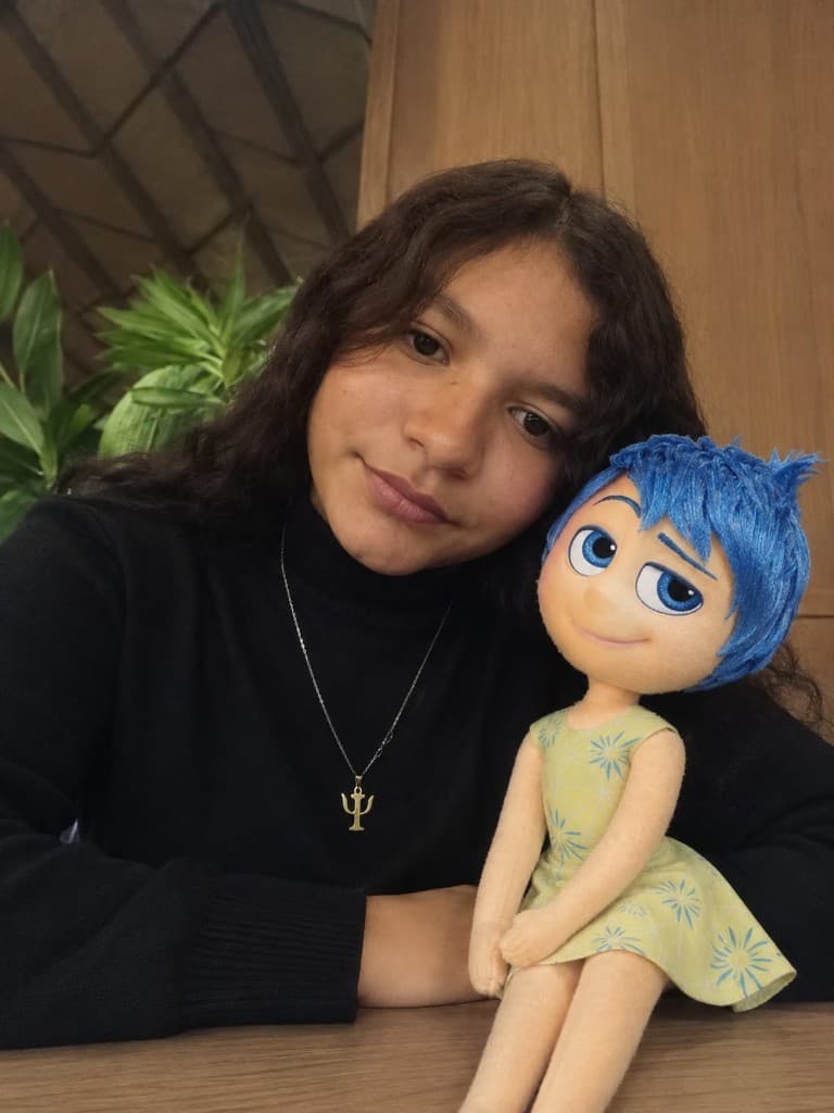 Ana Marcela con peluche de Alegría de Intensamente
